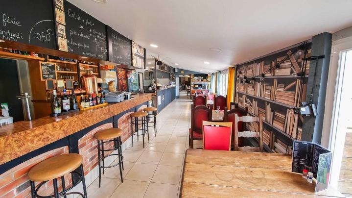 Bar avec terrasse au bord de l'eau  La Ferrière-aux-Étangs