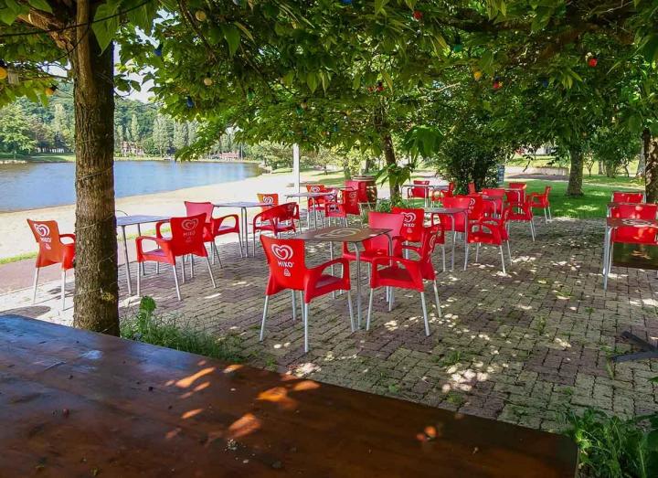 Nous avons un bar avec terrasse situé au bord de l’eau.