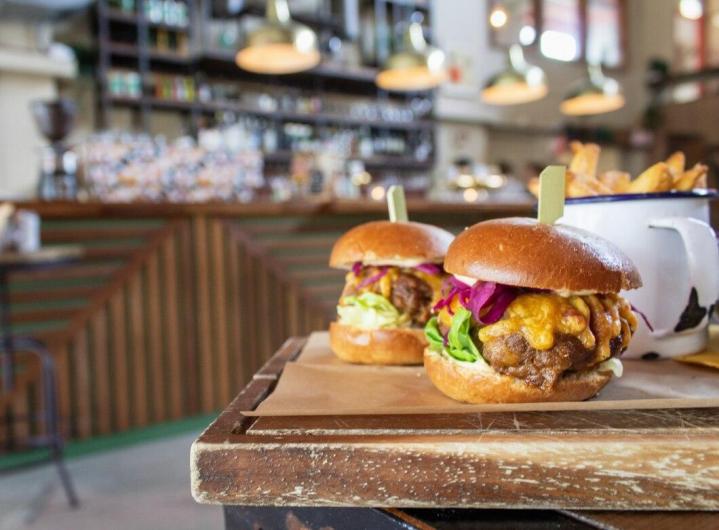 Nous vous concoctons des burgers faits maison.
